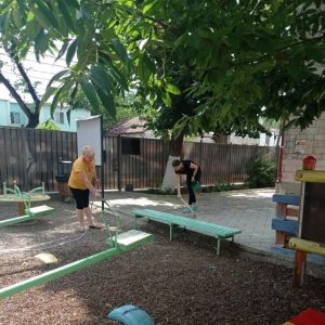 Zilnic personalul auxiliar în timpul somnului realizează acțiuni de umidificare a teritoriului IET 46